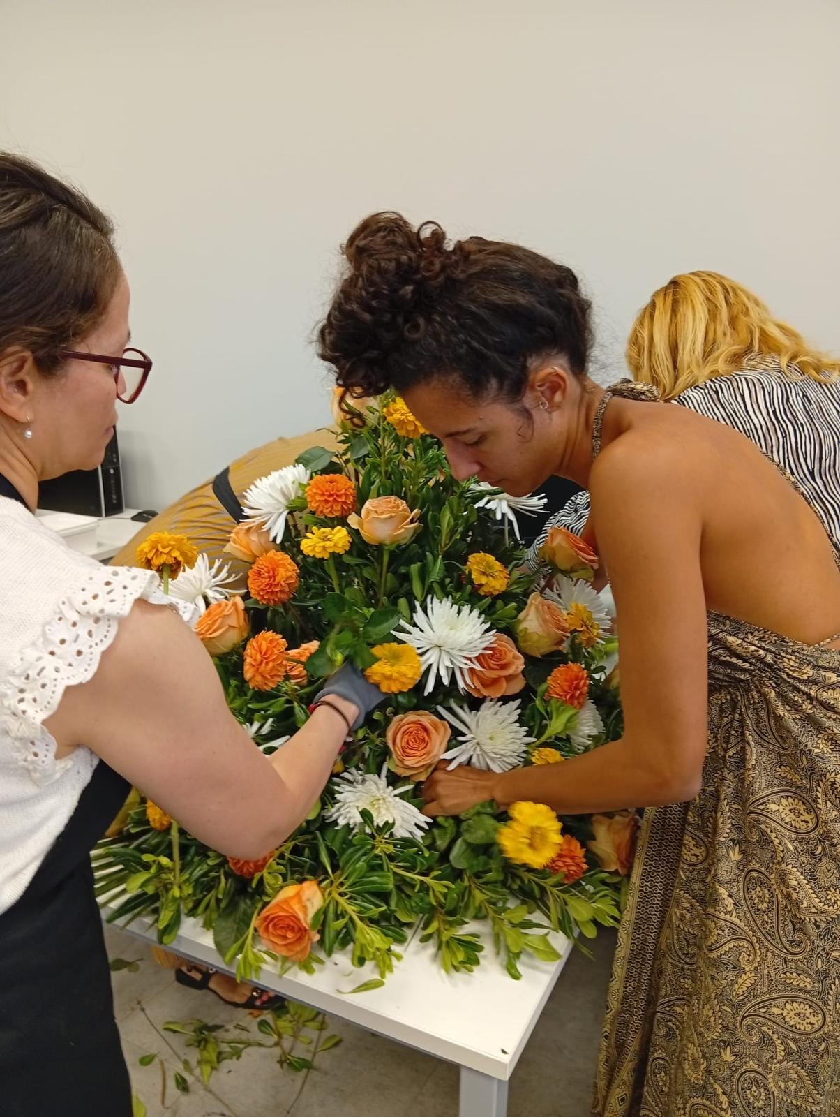 Trabajando en equipo un centro floral